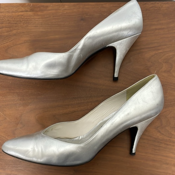 Vintage Stuart Weitzman classic silver leather pumps marked size 8.5 - Picture 4 of 9